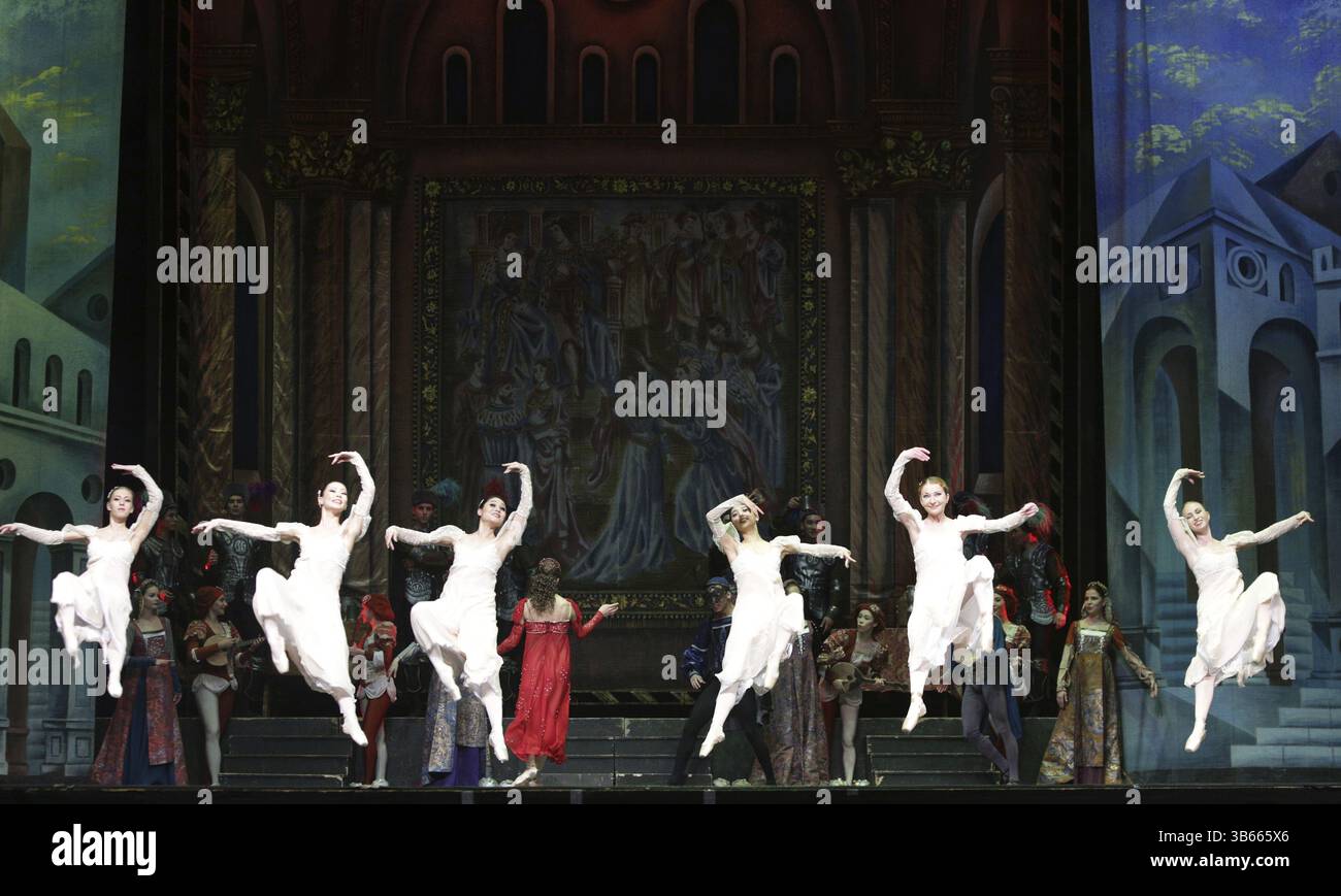 Sofia, Bulgaria - 24 novembre 2016: Gli artisti del Balletto della città di Mosca stanno eseguendo lo spettacolo Romeo e Giulietta nel Palazzo Nazionale della Cultura della Bulgaria Foto Stock
