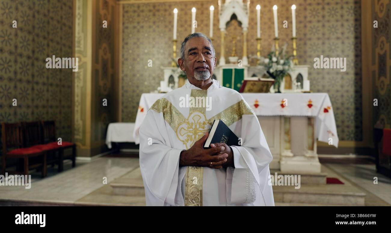 Chiesa, sacerdote e uomo con bibbia, Vangelo e predicatore con libro per sermone, santo o spirituale. Adorazione, Dio e persona matura con fede per la cerimonia Foto Stock