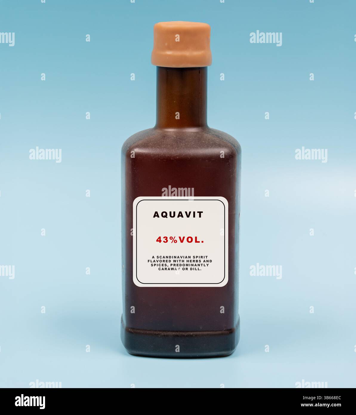 Acquavite. Spirito scandinavo aromatizzato con erbe e spezie, prevalentemente carvi o aneto. L'acquavite viene tradizionalmente consumata durante le feste e i pasti in Scandinavia. In genere viene consumata refrigerata e può essere invecchiata o non invecchiata. Il contenuto alcolico di solito varia dal 40% al 45% in volume. Foto Stock