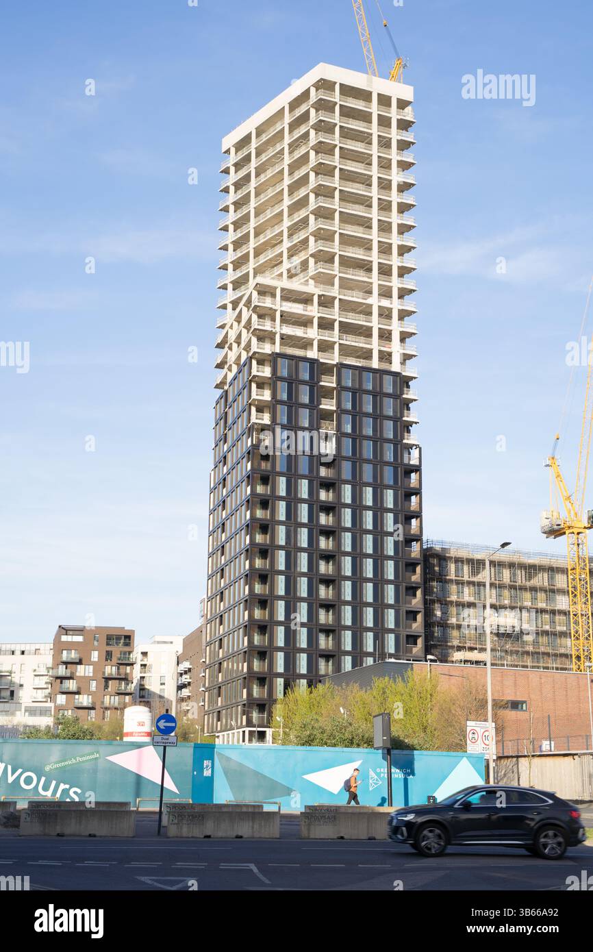 Un grattacielo è stato costruito con sfondo blu a Greenwich Peninsular Londra Regno Unito Foto Stock