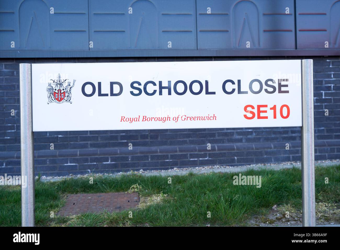 Targa del nome della VECCHIA SCUOLA CHIUSA nell'area SE10 Royal borough di Greenwich Londra Regno Unito Foto Stock