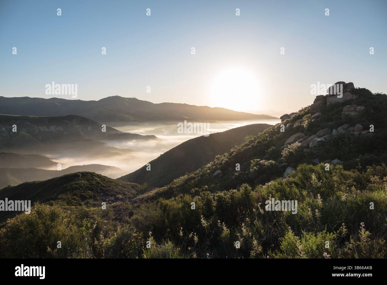 La nebbia mattutina vista dalle colline sopra la comunità di Porter Ranch a Los Angeles, California. Foto Stock