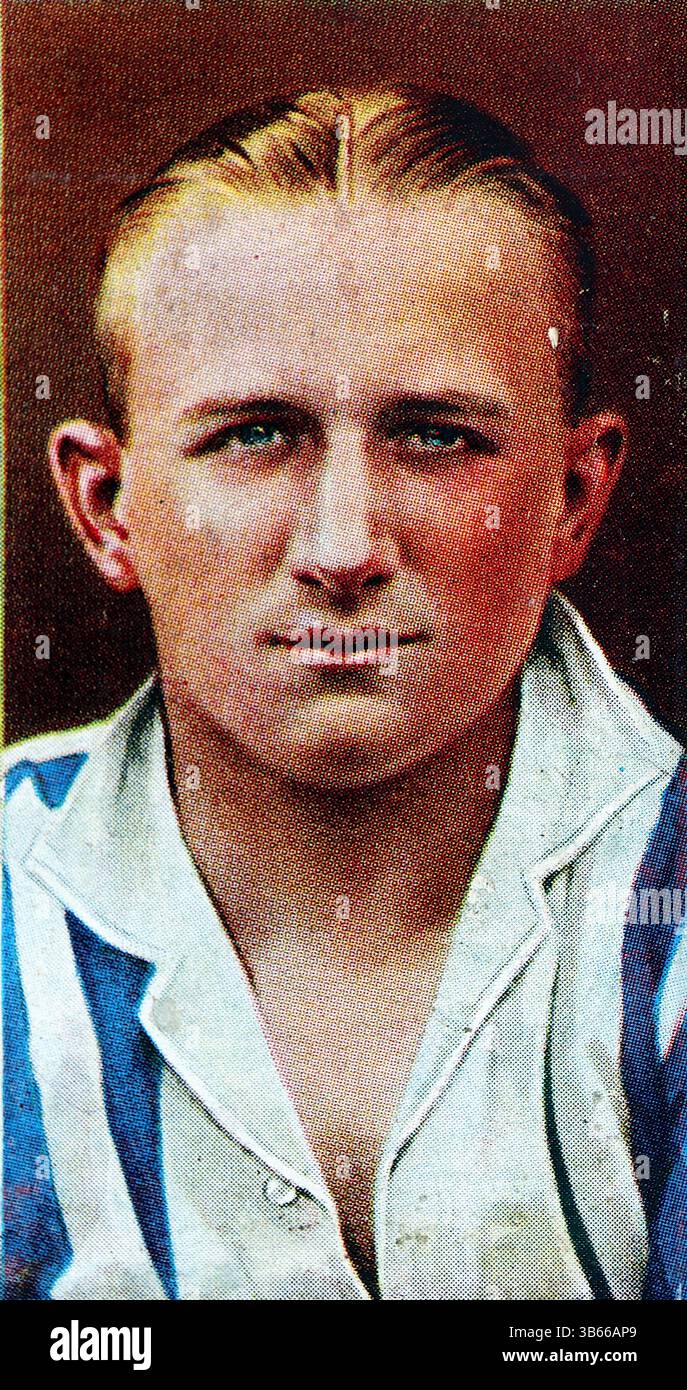 Walter 'Wally' Boyes, nato nel 1913, è stato un giocatore inglese di sinistra esterno che ha giocato per il West Bromwich Albion dal 1931 al 1938, segnando 35 gol in 151 presenze. Ha partecipato alla finale di fa Cup del 1935 e in seguito si è Unito all'Everton, aiutandoli a vincere il titolo del campionato del 1938-39. Boyes ha anche guadagnato 3 presenze in Inghilterra e ha avuto una carriera post-bellica come giocatore-allenatore e allenatore. Questo proviene da una serie di cinquanta carte emesse nel 1936 dal gigante del tabacco W.D. e H.O. Wills. Il set è stato chiamato Association Soccer, 1935-6. Foto Stock