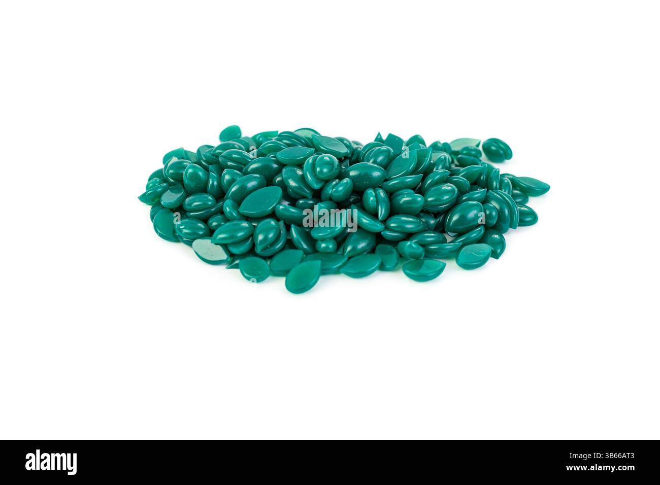 Granuli di cera per l'epilazione a forma di strappo versati su sfondo bianco, primo piano Foto Stock