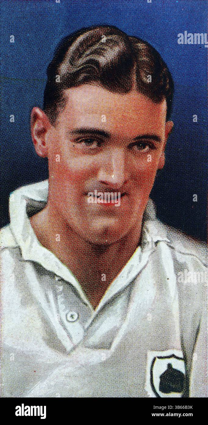 Herbert Edward 'Jim' Hammond, nato nel 1907, è stato un prolifico attaccante del Fulham dal 1928 al 1938, segnando 150 gol in 342 presenze, un record di club fino agli anni '1950 Soprannominato "il tornante di galoppo", era noto per la sua velocità e abilità. Hammond giocò anche a cricket per il Sussex e divenne un umpire dopo il ritiro, mostrando la sua versatilità come sportivo. Questo proviene da una serie di cinquanta carte emesse nel 1936 dal gigante del tabacco W.D. e H.O. Wills. Il set è stato chiamato Association Soccer, 1935-6. Foto Stock