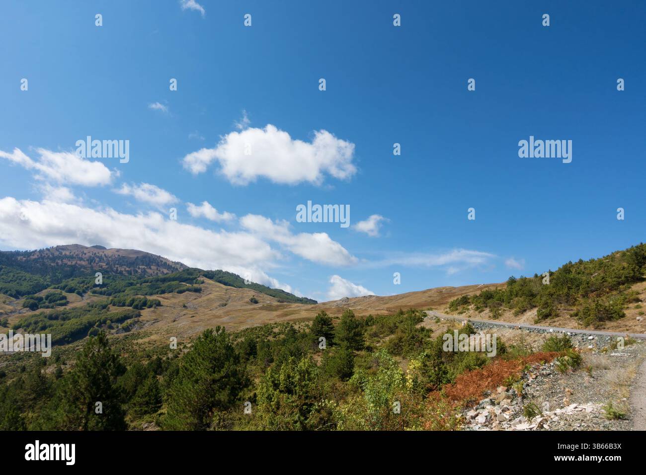 Paesaggio montuoso e strada a Valia calda, Grevena, Grecia Foto Stock