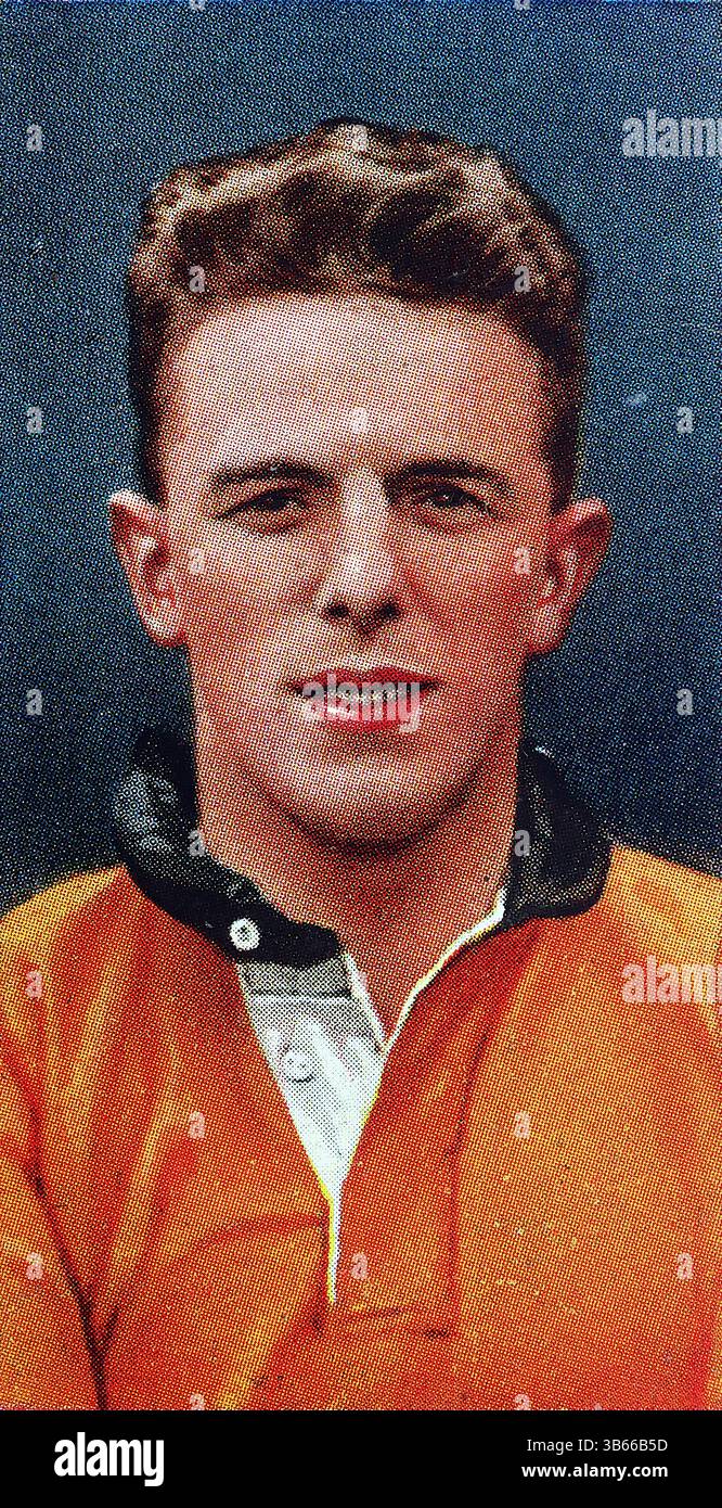James 'Jimmy' Hampson, nato nel 1906, è stato un leggendario attaccante del Blackpool dal 1927 al 1938. Ha segnato 252 gol in 373 partite, rendendolo il capocannoniere di tutti i tempi del club. Conosciuto per il suo prolifico punteggio e la sua consistenza, ha guadagnato 3 presenze in Inghilterra, segnando 5 gol. Tragicamente, Hampson morì in un incidente in barca nel 1938, lasciando una lunga eredità nella storia del calcio. Questo proviene da una serie di cinquanta carte emesse nel 1936 dal gigante del tabacco W.D. e H.O. Wills. Il set è stato chiamato Association Soccer, 1935-6. Foto Stock
