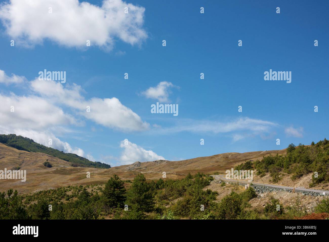 Paesaggio montuoso e strada a Valia calda, Grevena, Grecia Foto Stock