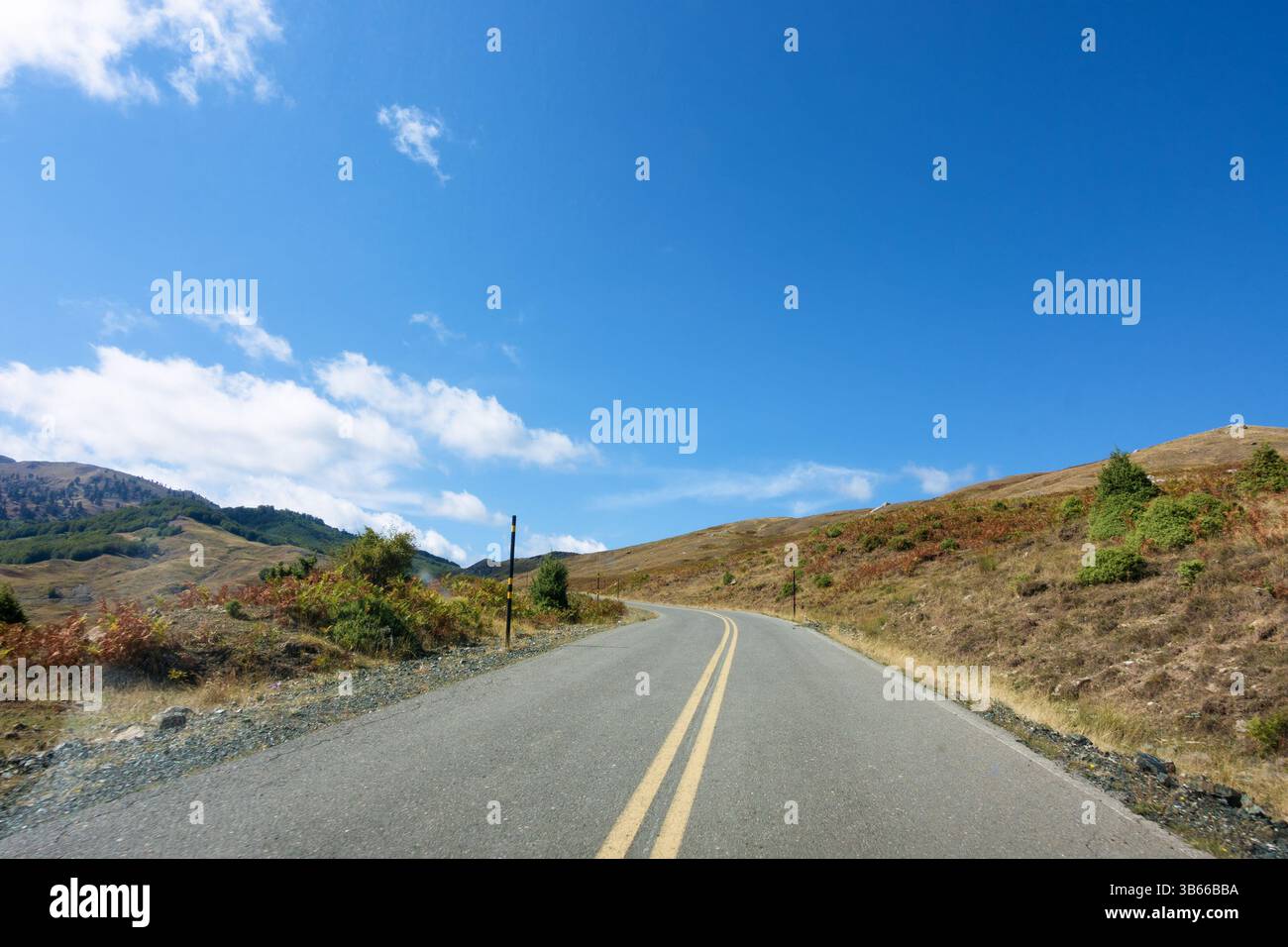 Paesaggio montuoso e strada a Valia calda, Grevena, Grecia Foto Stock
