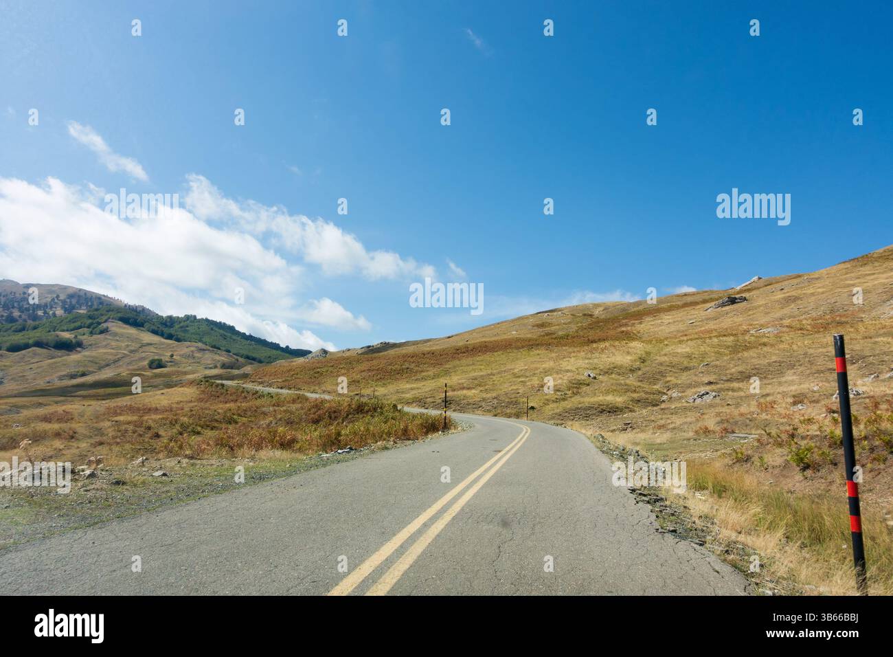 Paesaggio montuoso e strada a Valia calda, Grevena, Grecia Foto Stock