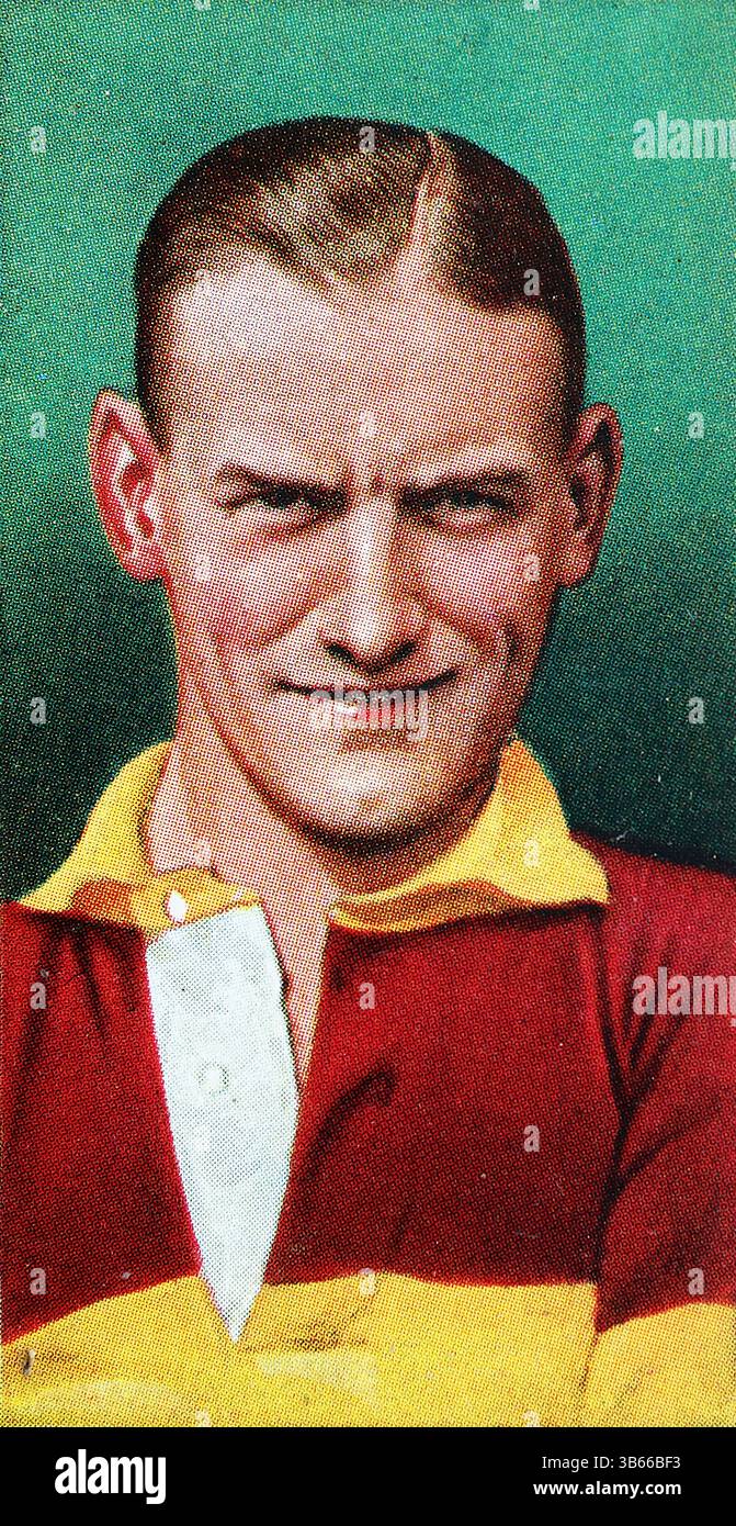 John McMenemy, nato nel 1908, è stato un attaccante scozzese che ha giocato per il Motherwell dal 1928 al 1936, segnando 62 gol in 241 presenze. Fu un giocatore chiave durante l'epoca d'oro di Motherwell, aiutandoli a vincere il loro unico titolo nel 1931-32. McMenemy ha guadagnato 1 gol in Scozia e 3 presenze in Scottish League XI. In seguito giocò per Partick Thistle e St Mirren, lasciando una lunga eredità. Questo proviene da una serie di cinquanta carte emesse nel 1936 dal gigante del tabacco W.D. e H.O. Wills. Il set è stato chiamato Association Soccer, 1935-6. Foto Stock
