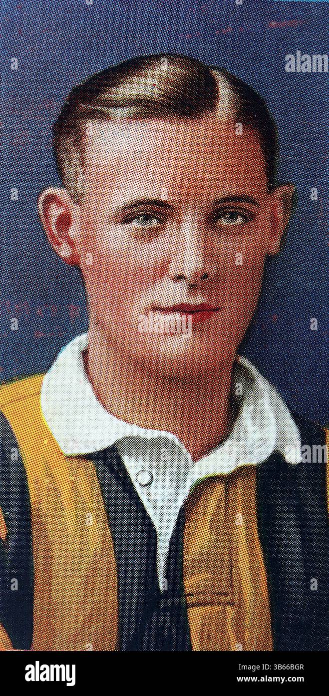 William 'Willie' Mills, nato nel 1915, è stato un attaccante scozzese che ha giocato per l'Aberdeen dal 1932 al 1937, segnando 102 gol in 182 presenze. Noto per la sua creatività e abilità nel segnare, è stato il capocannoniere dell'Aberdeen nella stagione 1933-34. Mills guadagnò 3 presenze in Scozia e in seguito giocò per l'Huddersfield Town. Dopo la seconda guerra mondiale, giocò nella Highland League, lasciando un'eredità duratura. Questo proviene da una serie di cinquanta carte emesse nel 1936 dal gigante del tabacco W.D. e H.O. Wills. Il set è stato chiamato Association Soccer, 1935-6. Foto Stock