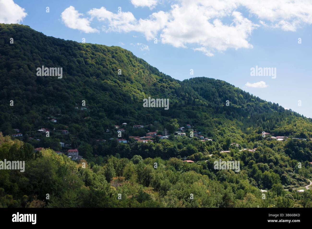 Paesaggi montuosi e piccolo villaggio a Valia calda, Pindos, Grecia Foto Stock