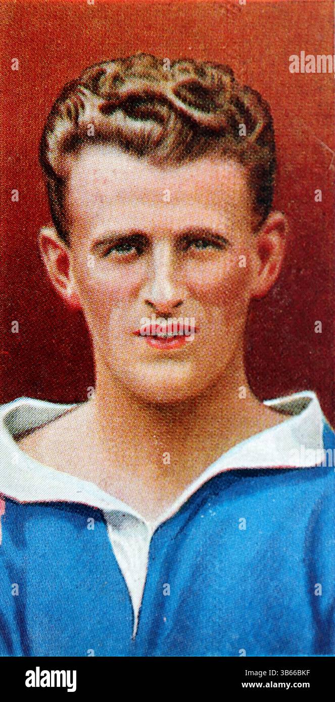 William 'Willie' Steel, nato nel 1908, è stato un terzino scozzese che ha giocato per il Birmingham dal 1935 al 1939, facendo 91 presenze in campionato. Conosciuto per la sua affidabilità difensiva, giocò anche per Liverpool e Derby County. Dopo il ritiro, Steel gestì Airdrieonians e Third Lanark, lasciando una lunga eredità nel calcio scozzese. Questo proviene da una serie di cinquanta carte emesse nel 1936 dal gigante del tabacco W.D. e H.O. Wills. Il set è stato chiamato Association Soccer, 1935-6. Foto Stock