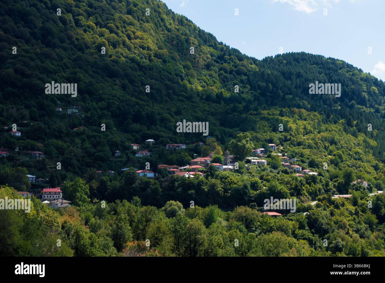 Paesaggi montuosi e piccolo villaggio a Valia calda, Pindos, Grecia Foto Stock