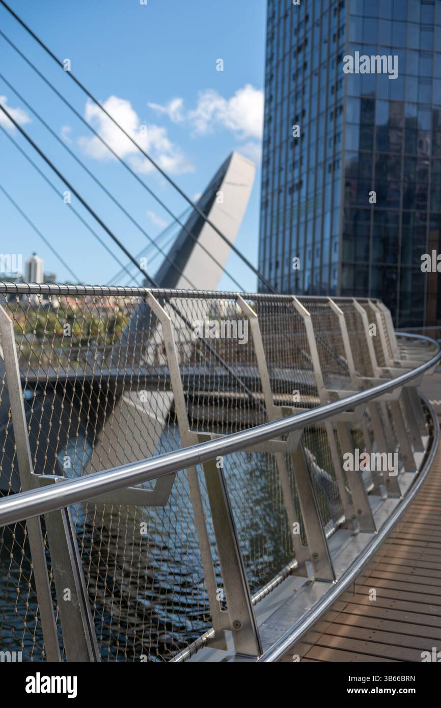 Elizabeth Quay Bridge, una caratteristica distintiva di Elizabeth Quay. Si tratta del ponte sospeso che si solleva fino a un'altezza di 20 m e si apre sia ai pedoni che a cy Foto Stock