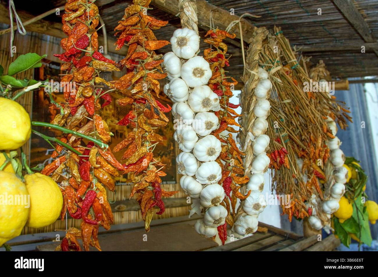 Aglio e peperoncino in un negozio nel sud Italia Foto Stock