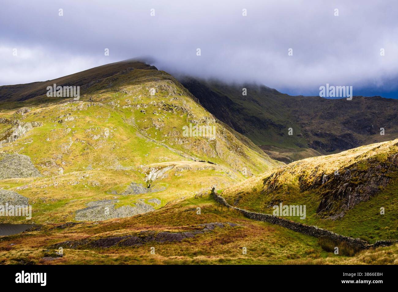 Cresta sud di Snowdon con nuvole basse sulla cima della montagna di Yr Aran nel Parco Nazionale di Snowdonia. Rhyd DU, Gwynedd, Galles del nord, Regno Unito, Gran Bretagna Foto Stock