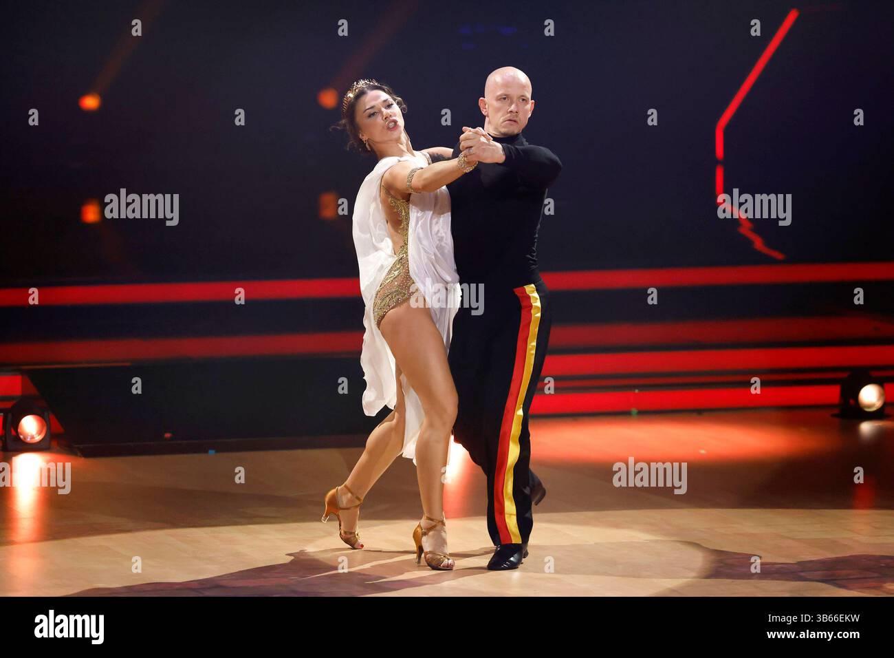 Profitänzerin Anastasia Maruster und Turnprofi Fabian Hambüchen bei der 18. Staffel der RTL-Tanzshow consente di ballare al coloneum. Köln, 02.05.2025 NRW Deutschland *** Danzatrice professionista Anastasia Maruster e ginnasta Fabian Hambüchen alla diciottesima stagione dello spettacolo di danza RTL Lets Dance al Coloneum di Colonia, 02 05 2025 NRW Germania Copyright: XChristophxHardtx Foto Stock
