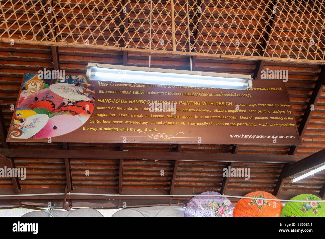 Un cartello informativo presso il villaggio Bo Sang Umbrella a Chiang mai, Thailandia Foto Stock Un cartello informativo presso il villaggio Bo Sang Umbrella a Chiang mai, Thailandia Foto Stock