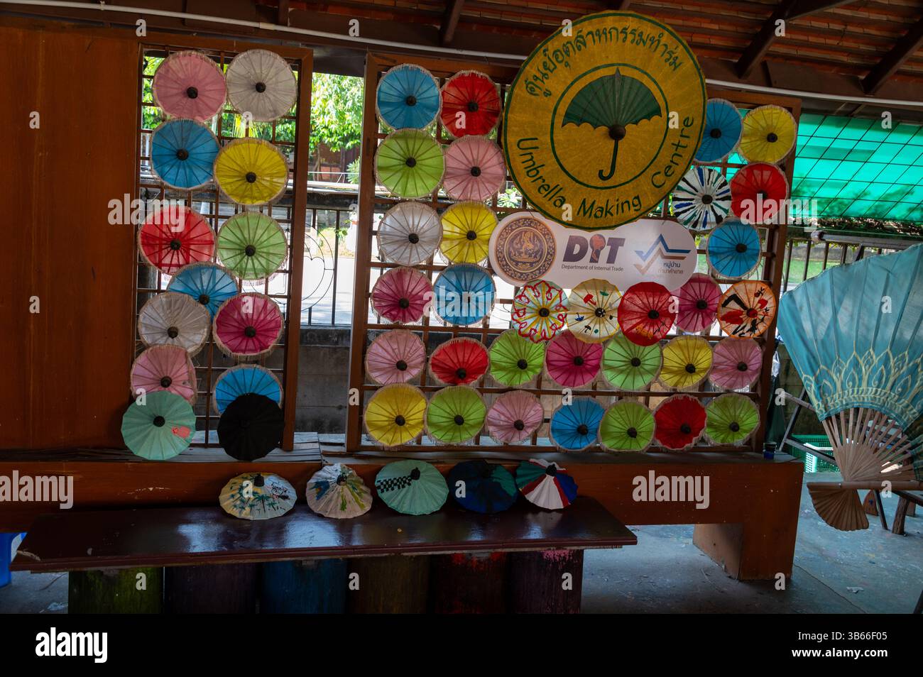 Mostra permanente presso il villaggio degli ombrelli Bo Sang a Chiang mai, Thailandia Foto Stock Mostra permanente presso il villaggio degli ombrelli Bo Sang a Chiang mai, Thailandia Foto Stock