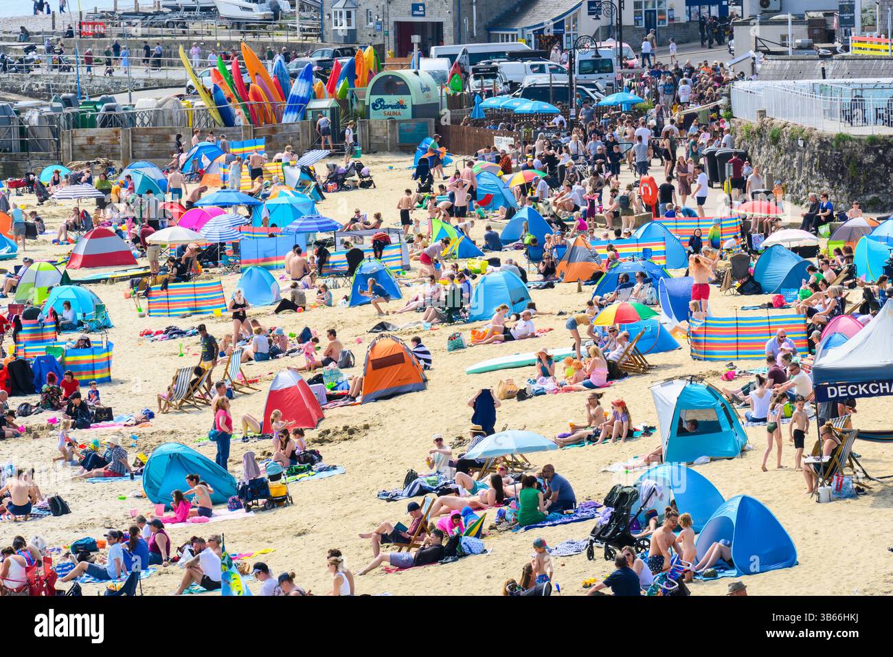 Lyme Regis, Dorset, Regno Unito. 3 maggio 2025. Meteo nel Regno Unito: I visitatori e la gente del posto si affollano nella località balneare di Lyme Regis per crogiolarsi nel caldo sole scorchinng durante il fine settimana festivo. La gente ha approfittato del fine settimana lungo prendendo il sole sulla spiaggia affollata e facendo un tuffo in mare. Crediti: Celia McMahon/Alamy Live News Foto Stock
