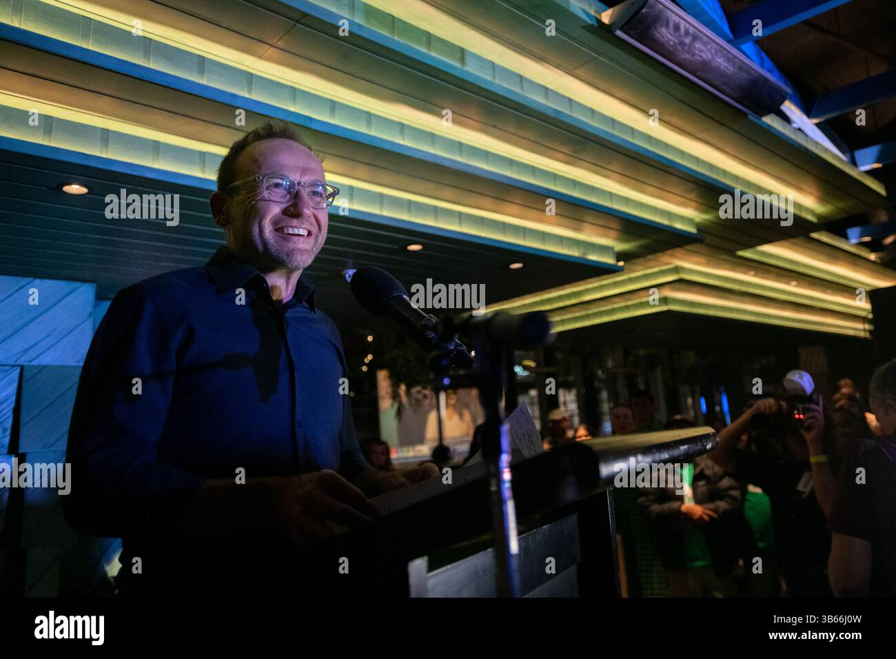 3 maggio 2025, Melbourne, Australia. Il leader dei Verdi Adam Bandt sorride mentre parla con i sostenitori alla sera del partito elettorale dei Verdi. Crediti: Jay Kogler/Alamy Live News Foto Stock
