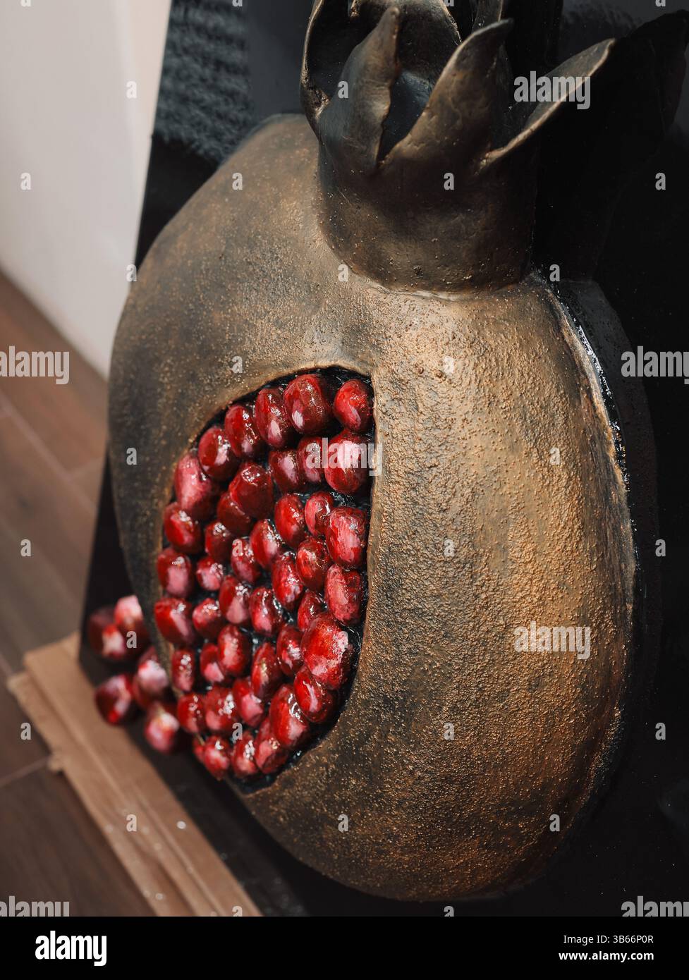 Una splendida rappresentazione artistica di una splendida e unica scultura di melograno Foto Stock