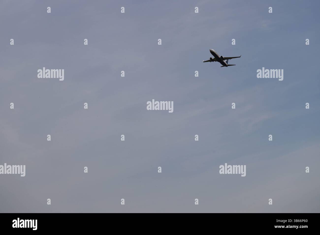 Aereo che vola attraverso Clear Blue Sky Foto Stock