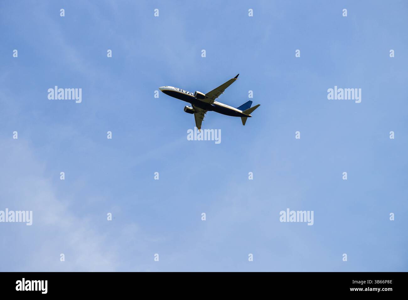 Aereo che vola attraverso Clear Blue Sky Foto Stock