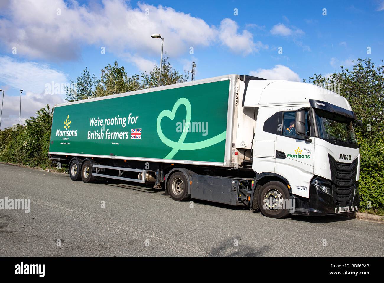 Autocarro articolato proveniente da Morrisons che promuoveva gli agricoltori britannici Foto Stock