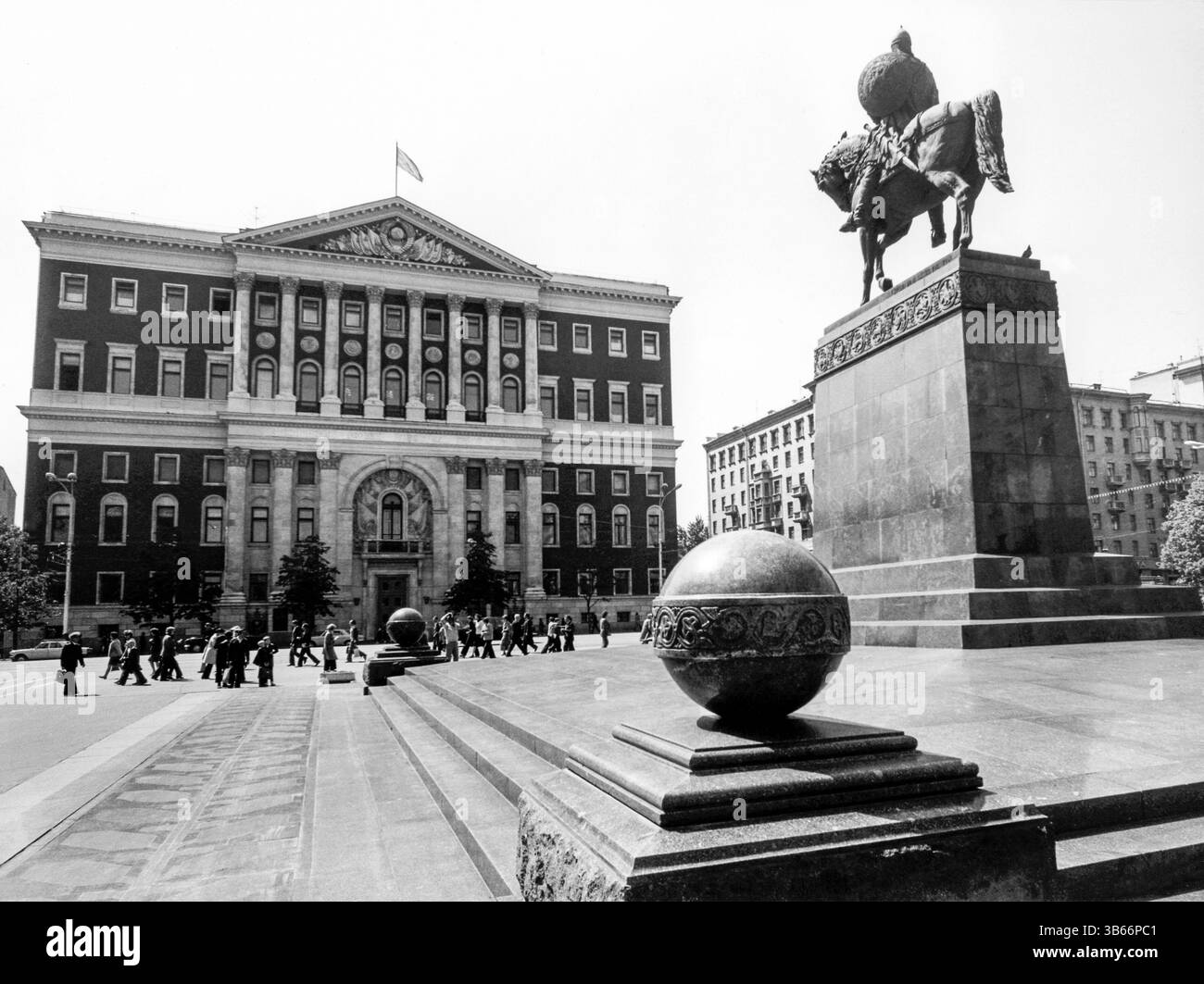 Edificio del comune DI MOSCA a Mosca con la statua del fondatore di Moscows Yuri Dolgoruky a cavallo. Foto Stock Edificio del comune DI MOSCA a Mosca con la statua del fondatore di Moscows Yuri Dolgoruky a cavallo. Foto Stock