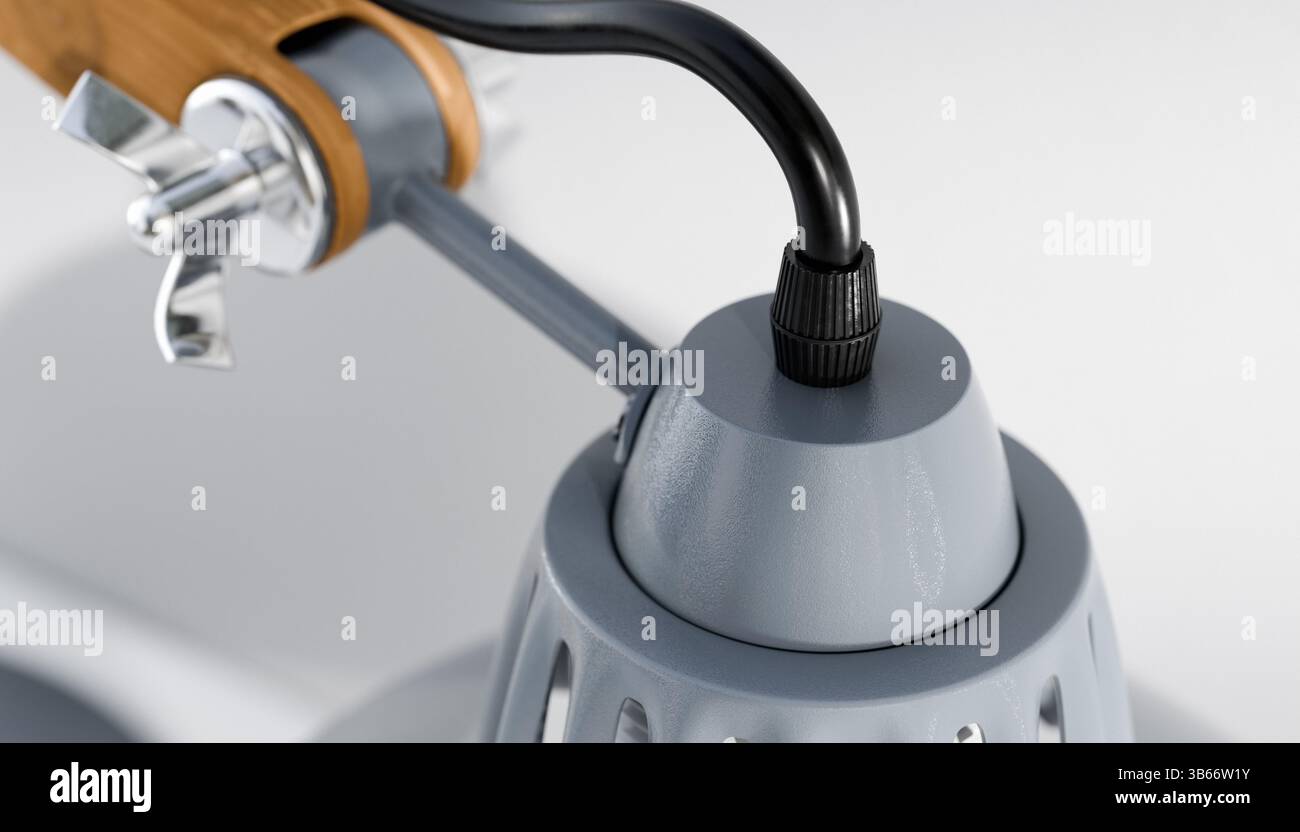 Primo piano sulla combinazione di cavi e lampade da ufficio. Lampada da scrivania in stile retrò o vintage, braccio in legno classico con base in metallo e baldacchino grigio. Foto Stock