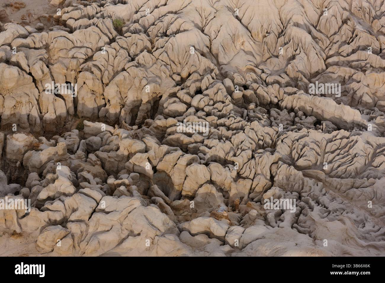 VISTA AEREA. Roccia profondamente erosa nella De-Na-Zin Wilderness area. Contea di San Juan, New Mexico, Stati Uniti. Foto Stock