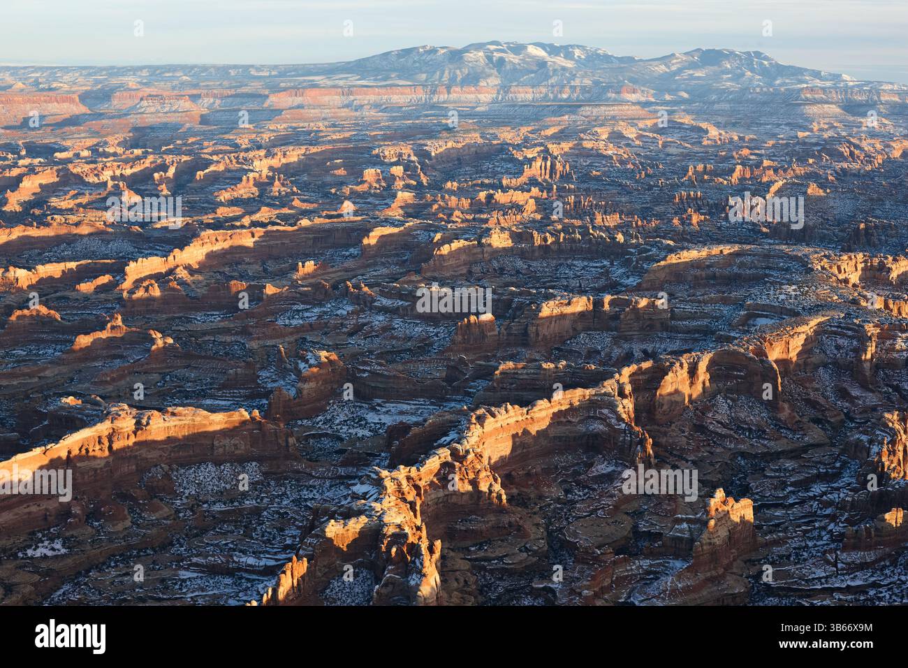 VISTA AEREA. L'intricato paesaggio del Needles District nel Parco Nazionale delle Canyonlands. Contea di San Juan, Utah, Stati Uniti. Foto Stock