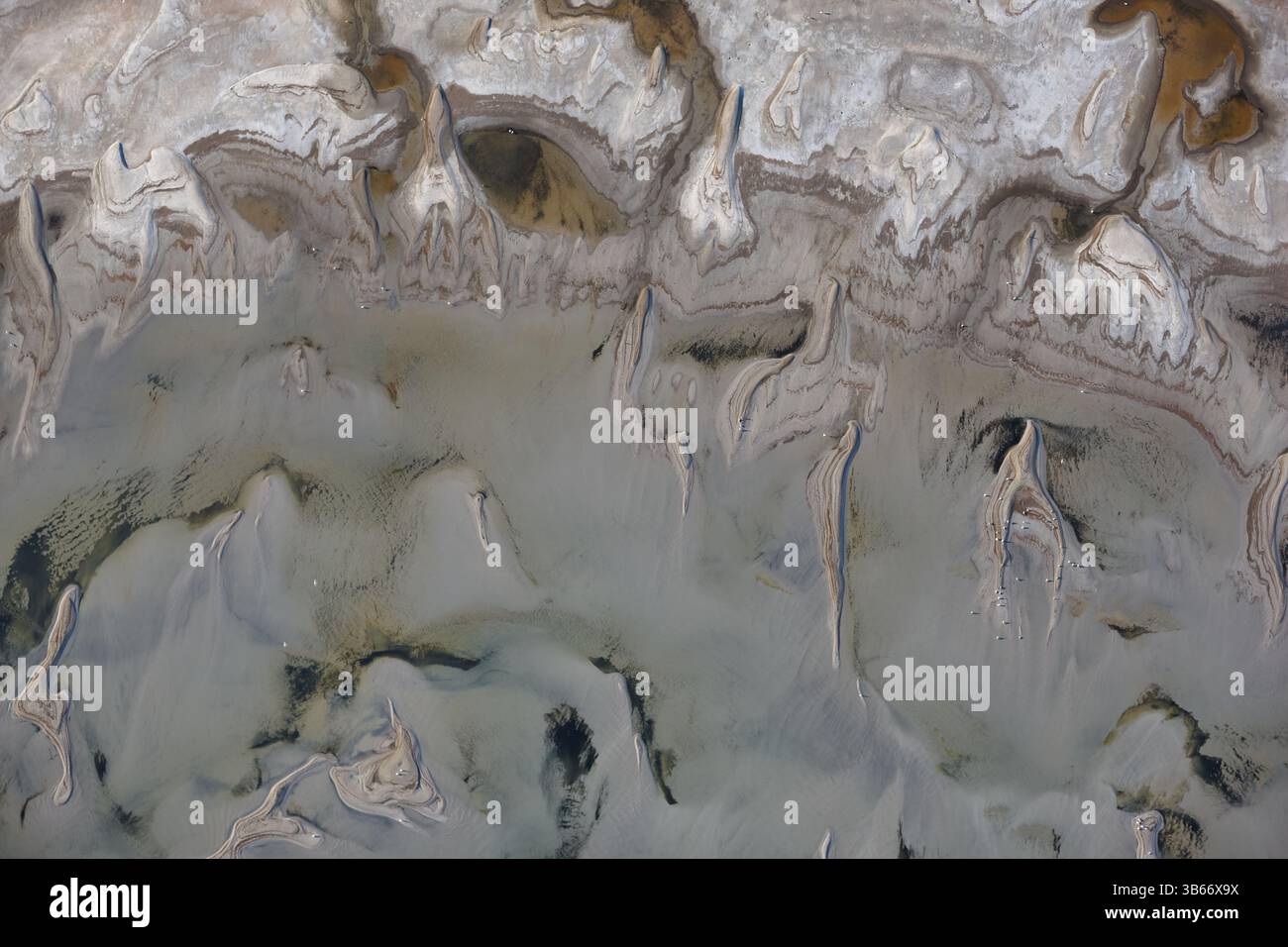 VISTA AEREA. Costa meridionale del Great Salt Lake, vicino al Great Saltair. Magna, Salt Lake County, Utah, Stati Uniti. Foto Stock