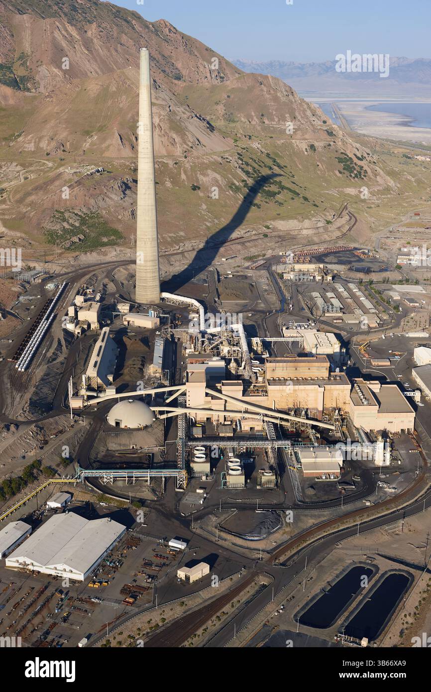 VISTA AEREA. Garfield Smelter Stack, alta 370 metri, presso la fonderia di rame Kennecott Utah, alle spalle delle Oquirrh Mountains. Magna, Salt Lake County, Utah, Stati Uniti. Foto Stock