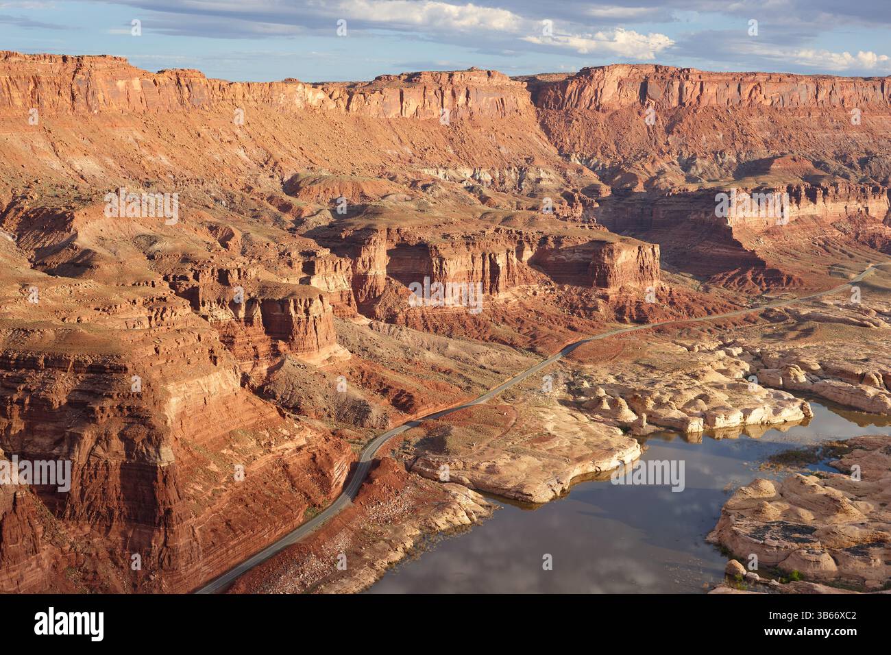 VISTA AEREA. Utah State Route 95 sulla riva destra del lago Powell (presso il braccio Dirty Devil River). Contea di Garfield, Utah, Stati Uniti. Foto Stock
