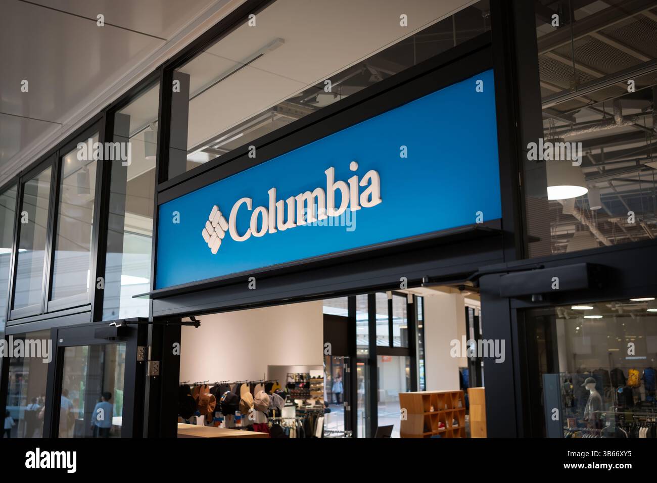 Negozio outlet Columbia e banner con logo Foto Stock