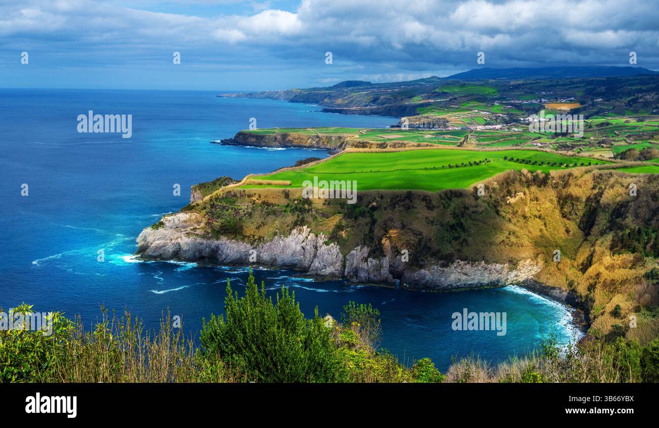 Miradouro de Santa Iria, São Miguel: Scogliere costiere mozzafiato e viste sull'oceano Atlantico sull'isola verde delle Azzorre Foto Stock