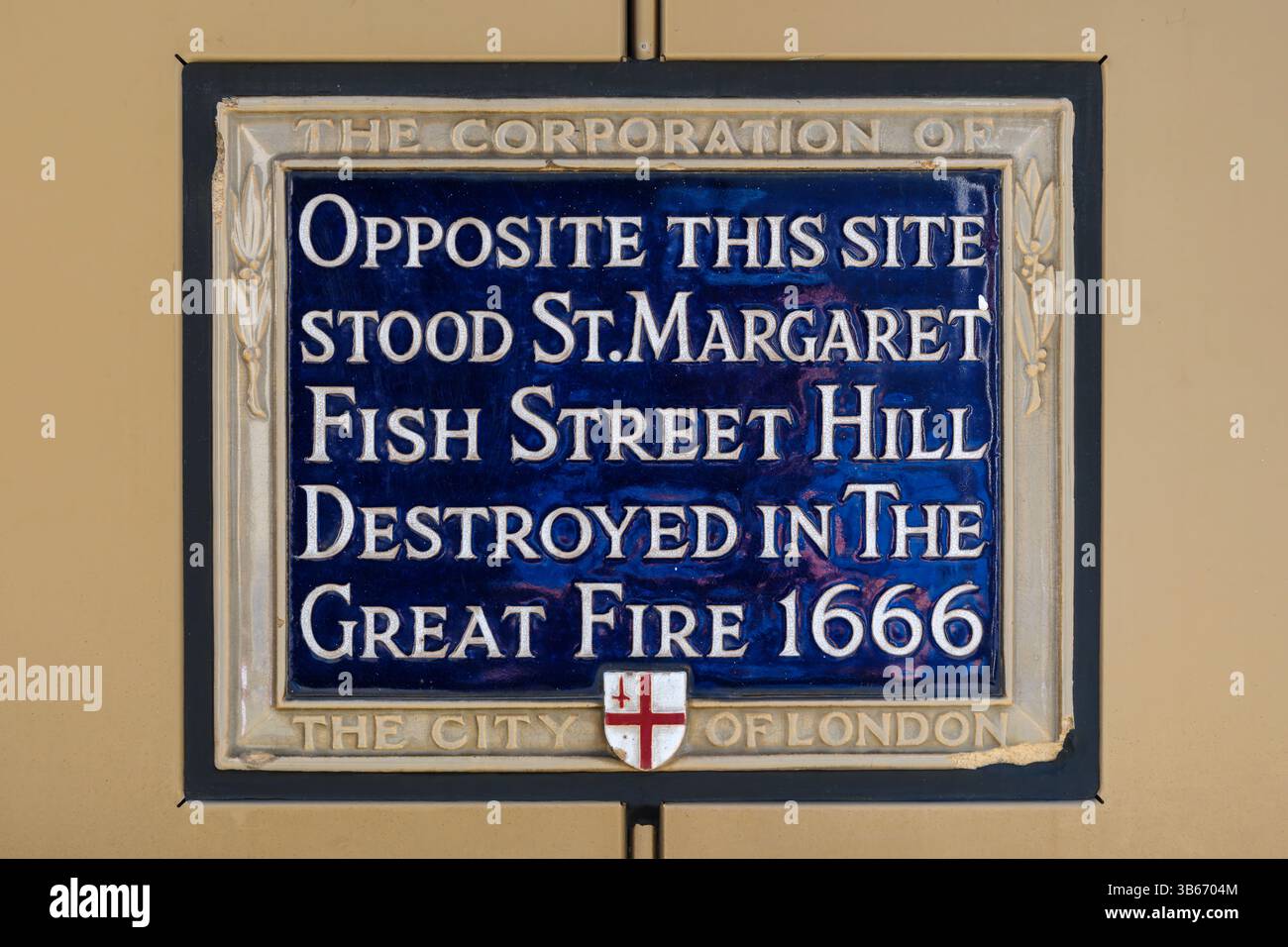 Città di Londra, Inghilterra - targa del grande incendio della muraglia di Londra di fronte alla colonna di 202 piedi, progettata da Sir Christopher Wren e il dottor Robert Hooke. Il cerami Foto Stock