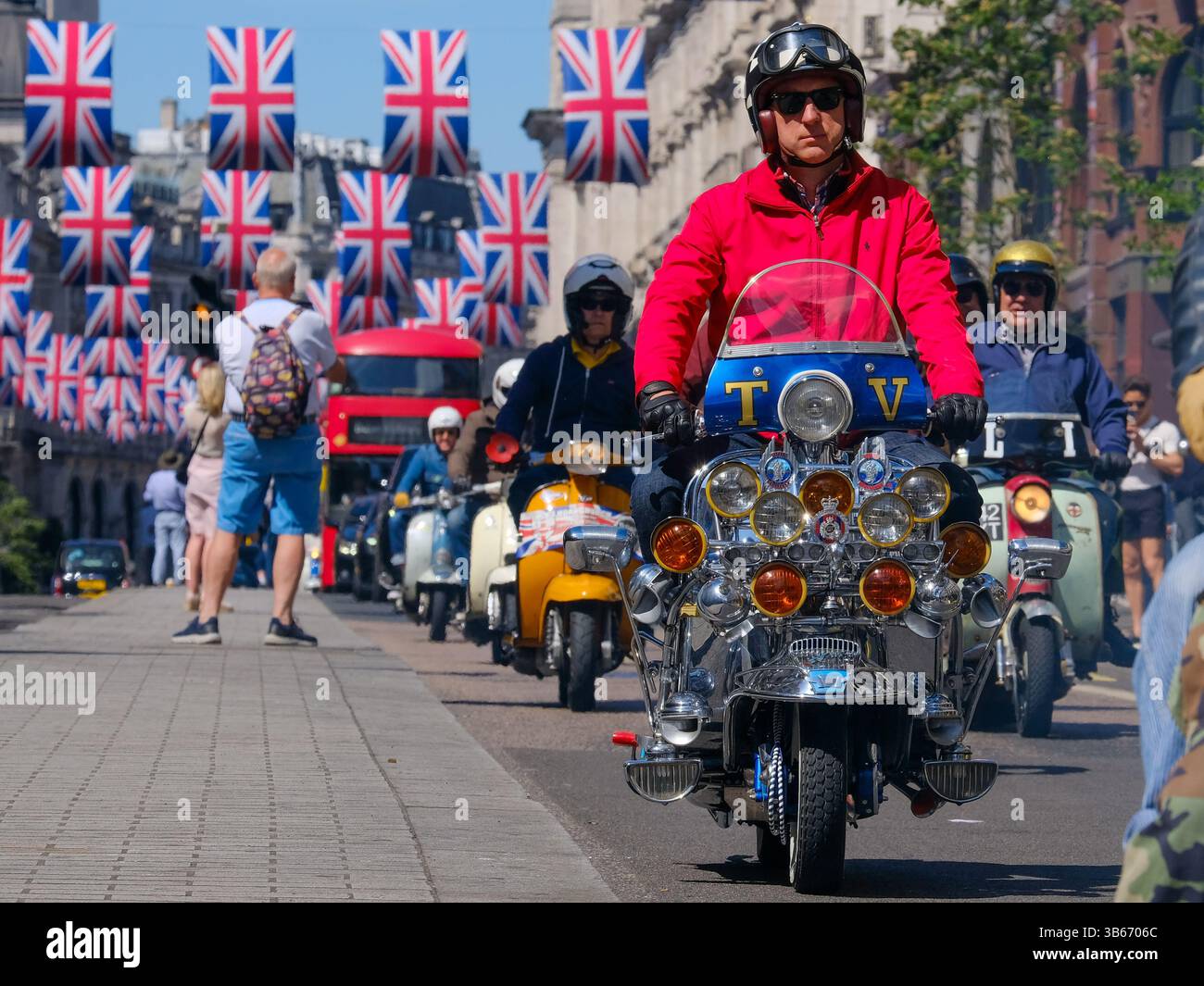 Londra, Regno Unito. 3 maggio 2025. I mod guidano i loro bellissimi scooter d'epoca attraverso Regent Street e il centro di Londra mentre partecipano all'annuale Ride Out durante il weekend di May Bank Holiday, che normalmente passa per Buckingham Palace, ma a causa delle celebrazioni del VE Day ora percorreranno un percorso diverso. Credito: Fotografia dell'undicesima ora/Alamy Live News Foto Stock