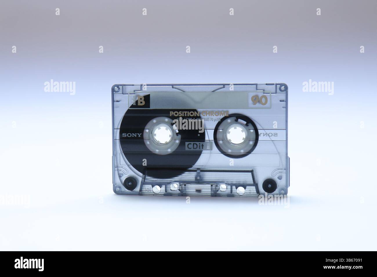 Cassetta audio vintage su bianco. Detto anche Music cassette, Compact cassette o Tape. Foto Stock