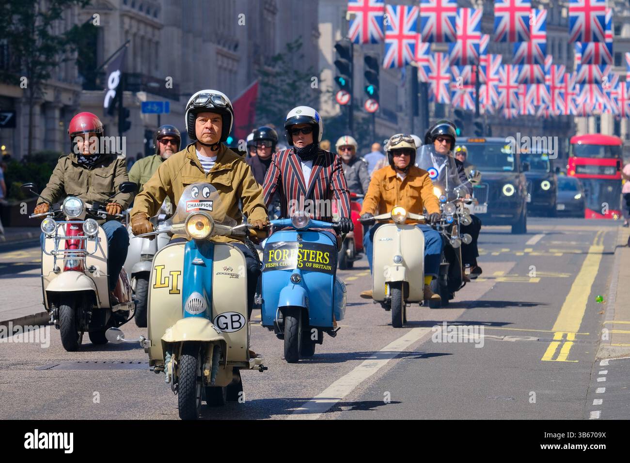 Londra, Regno Unito. 3 maggio 2025. I mod guidano i loro bellissimi scooter d'epoca attraverso Regent Street e il centro di Londra mentre partecipano all'annuale Ride Out durante il weekend di May Bank Holiday, che normalmente passa per Buckingham Palace, ma a causa delle celebrazioni del VE Day ora percorreranno un percorso diverso. Credito: Fotografia dell'undicesima ora/Alamy Live News Foto Stock