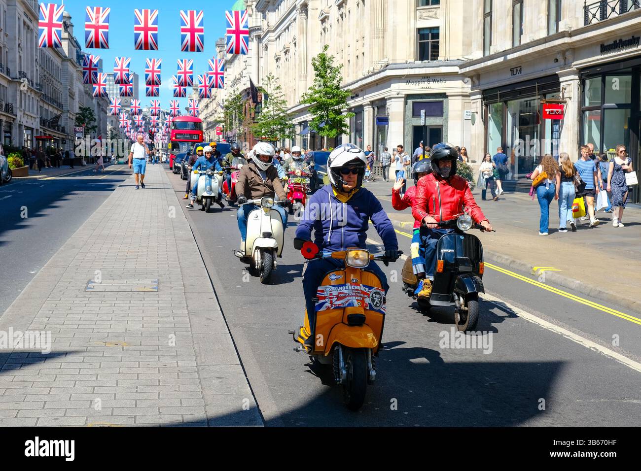 Londra, Regno Unito. 3 maggio 2025. I mod guidano i loro bellissimi scooter d'epoca attraverso Regent Street e il centro di Londra mentre partecipano all'annuale Ride Out durante il weekend di May Bank Holiday, che normalmente passa per Buckingham Palace, ma a causa delle celebrazioni del VE Day ora percorreranno un percorso diverso. Credito: Fotografia dell'undicesima ora/Alamy Live News Foto Stock