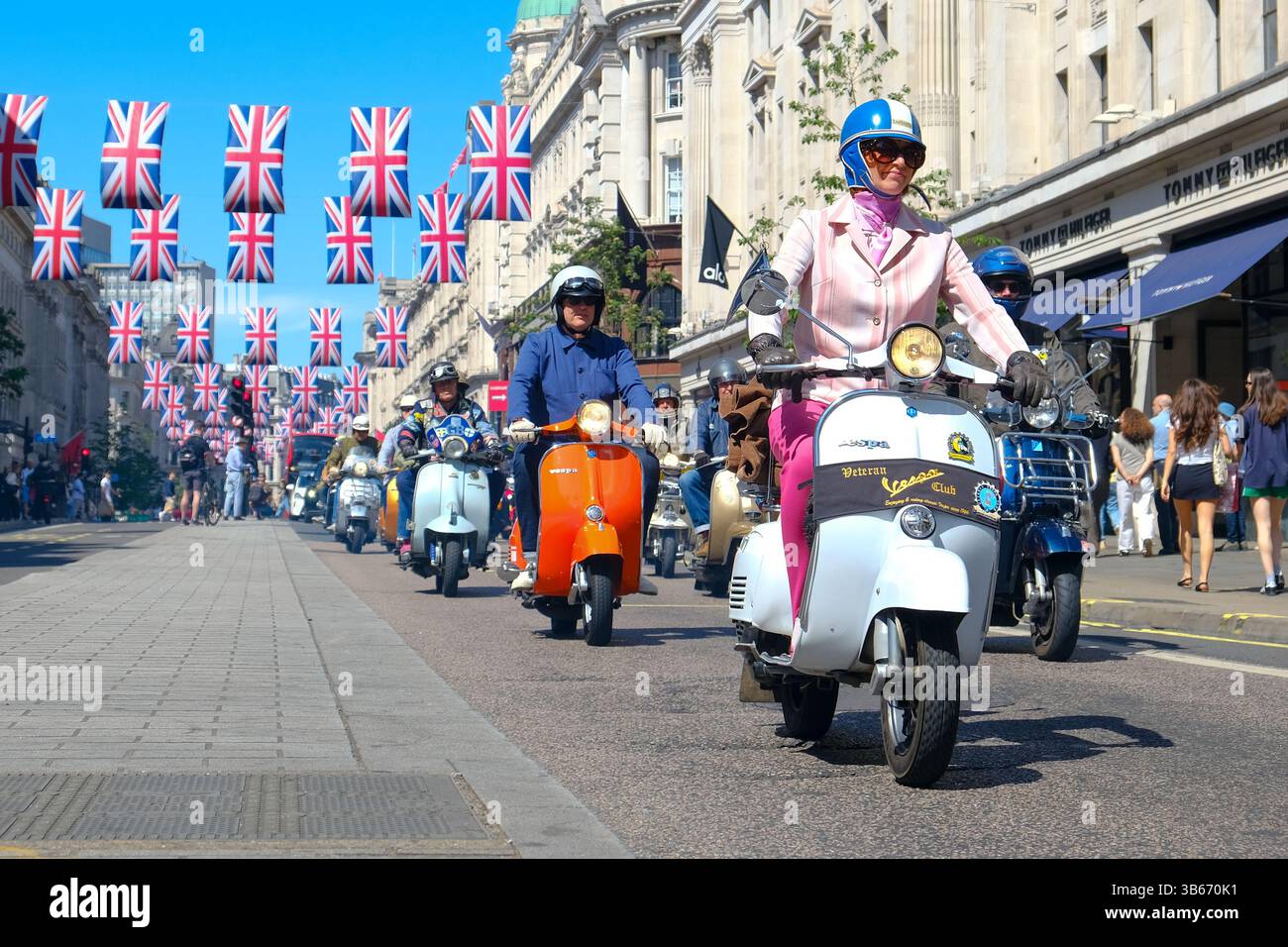 Londra, Regno Unito. 3 maggio 2025. I mod guidano i loro bellissimi scooter d'epoca attraverso Regent Street e il centro di Londra mentre partecipano all'annuale Ride Out durante il weekend di May Bank Holiday, che normalmente passa per Buckingham Palace, ma a causa delle celebrazioni del VE Day ora percorreranno un percorso diverso. Credito: Fotografia dell'undicesima ora/Alamy Live News Foto Stock
