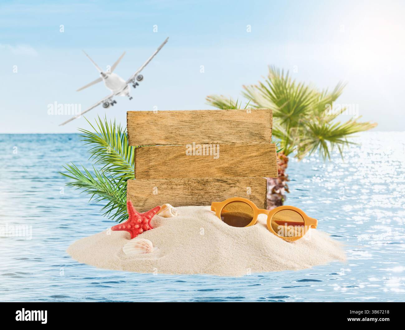 Un cartello in legno con spazio per le copie si erge sull'apice di occhiali da sole di sabbia, stelle marine, palme, conchiglie e aerei che volano via isolati su sfondo bianco con cl Foto Stock
