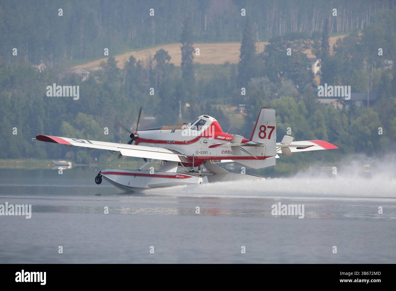 Aeroplano antincendio Air Tractor AT-802 al decollo, dopo aver riempito l'acqua per combattere gli incendi boschivi nelle vicinanze. Foto Stock