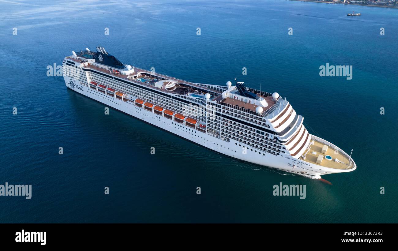 Nave da crociera di lusso MSC Orchestra che naviga in acque blu calme e cielo limpido Foto Stock