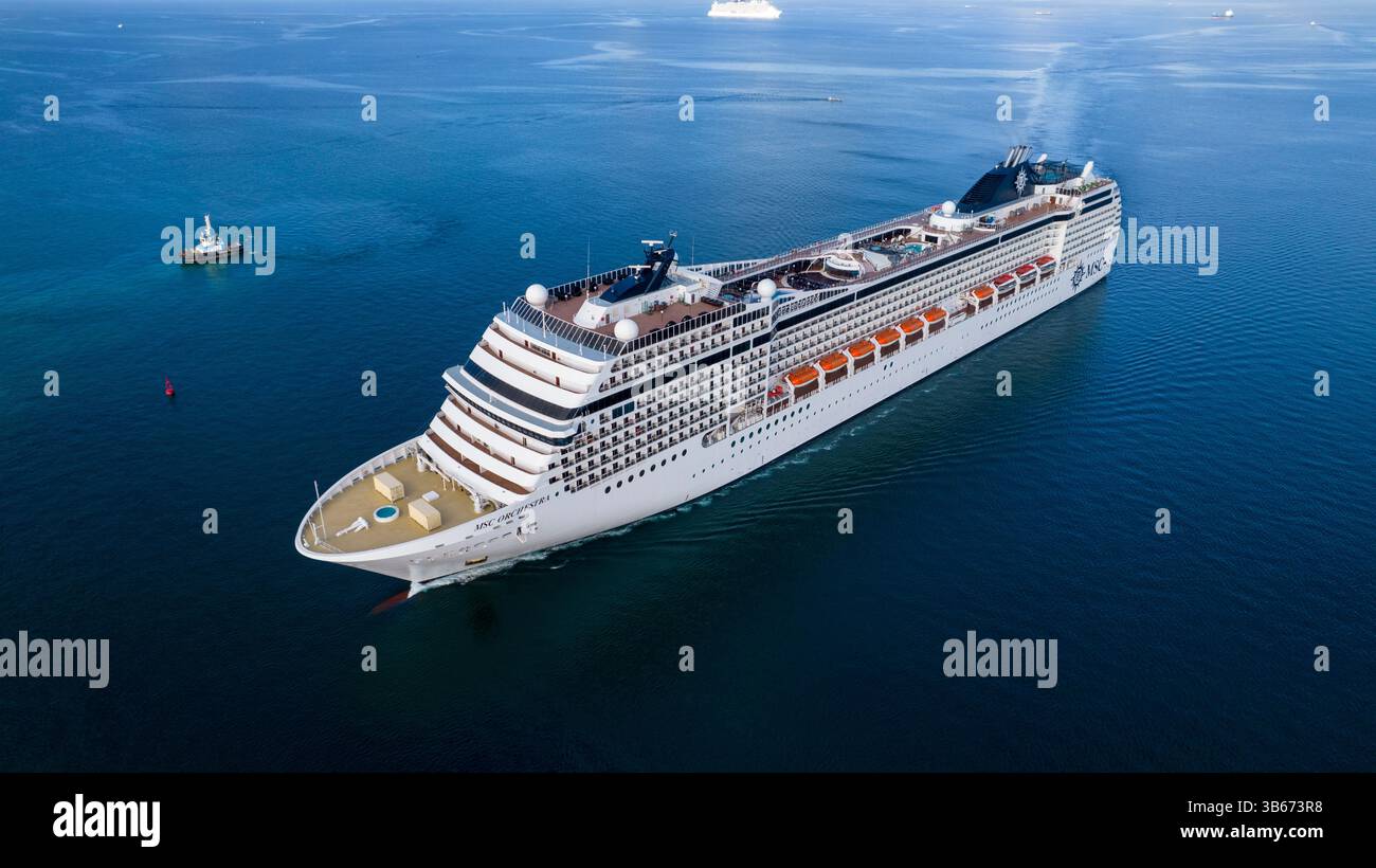 MSC Orchestra in manovra per entrare nel porto Foto Stock